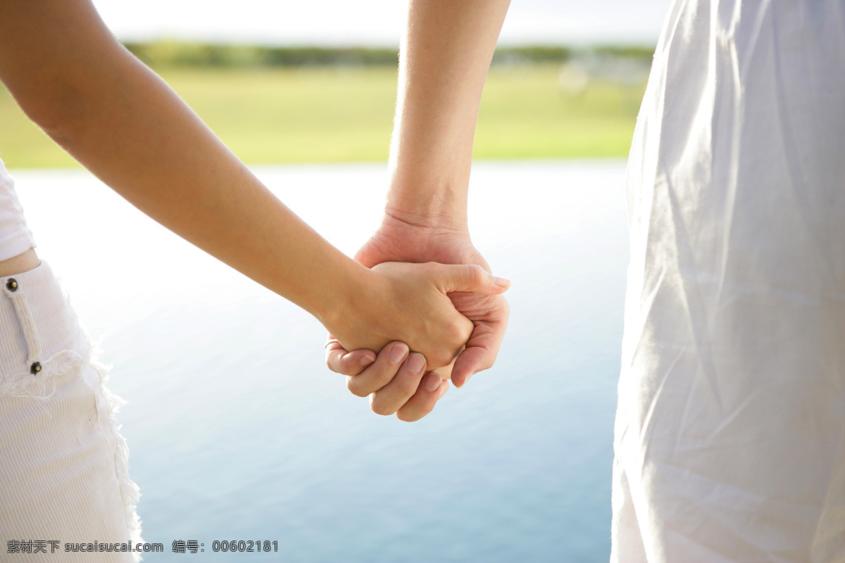 牽手的幸福 愛(ài)人 男女 牽手 拖手 手指 陽(yáng)光 光線(xiàn) 天空 海邊之戀 牽手形象 人物攝影 人物圖庫(kù)