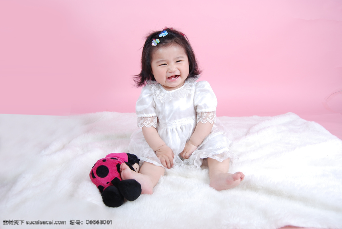 兒童幼兒 可愛 女童 人物圖庫 玩具熊 小女孩 苗 苗苗 孩提時期 小花頭飾 漂亮紗裙 小公主打扮 可愛的臉 張嘴大笑 兩顆乳牙 天真爛漫 惹人喜歡 柔軟床褥 可愛的下一代