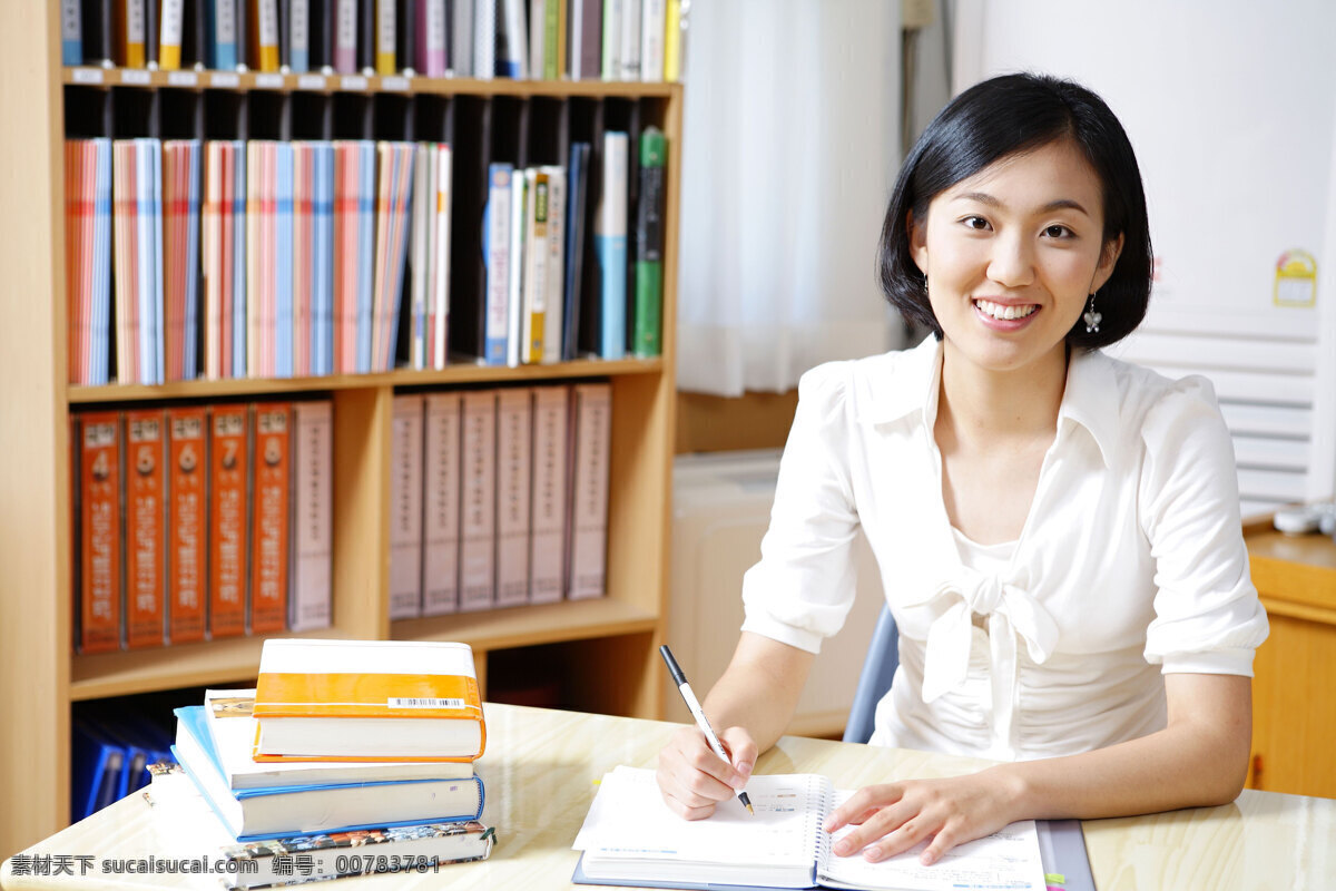 工作 愉快 教师 女人 教育女性 清纯 漂亮 老师 书架 教材 整齐 教学 教育事业 微笑 高兴 书本 笔 填写 批改 工作桌 办公室 高清图片 生活人物 人物图片