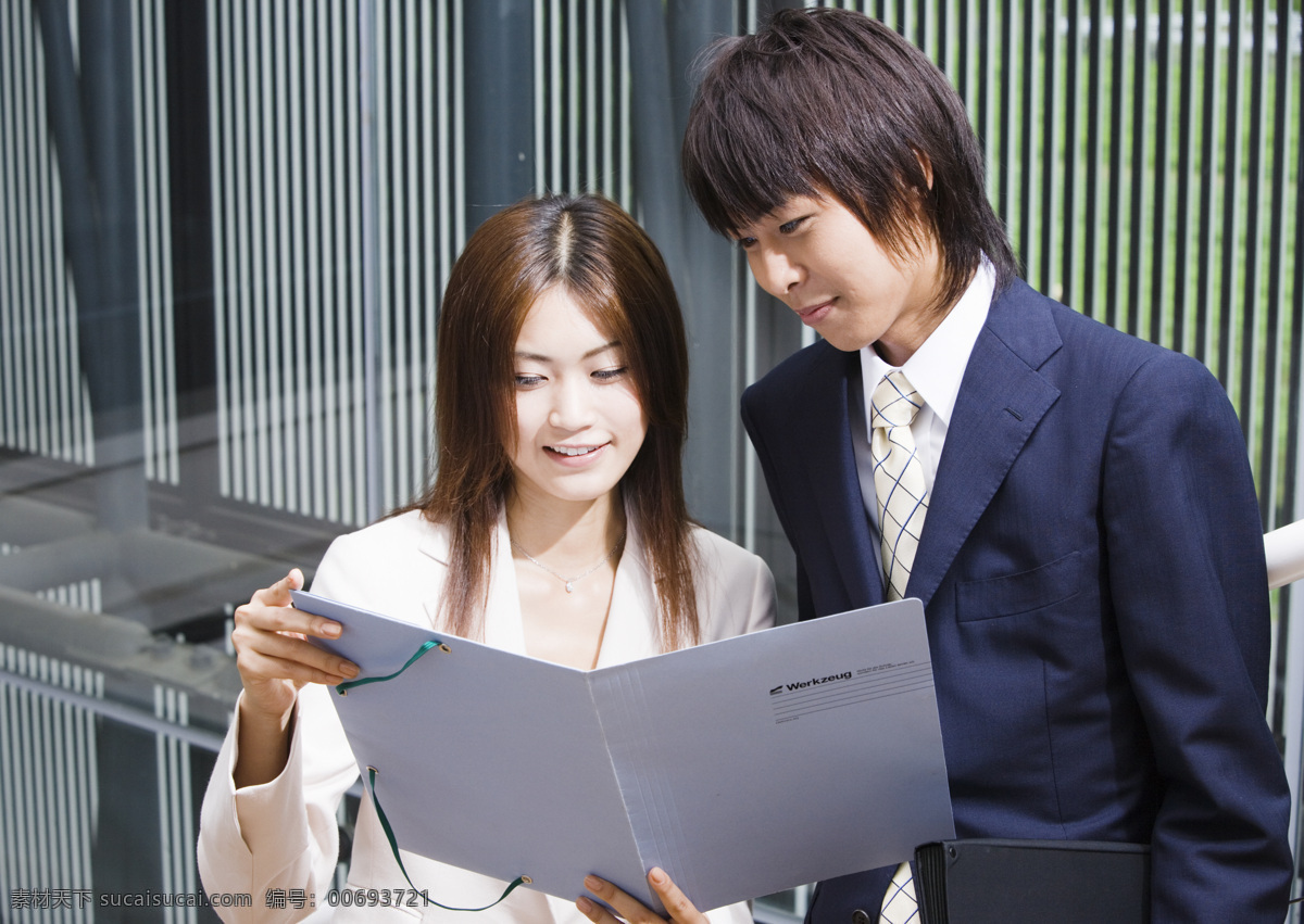 研究 文件 商務(wù) 男女 新進(jìn)職員 青年 職業(yè)人物 商務(wù)男女 商務(wù)人士 職場 職業(yè)女性 美女 商務(wù)男性 同事 團(tuán)隊 自信 成功 笑容 白領(lǐng) 開心笑容 攝影圖 高清圖片 人物圖片