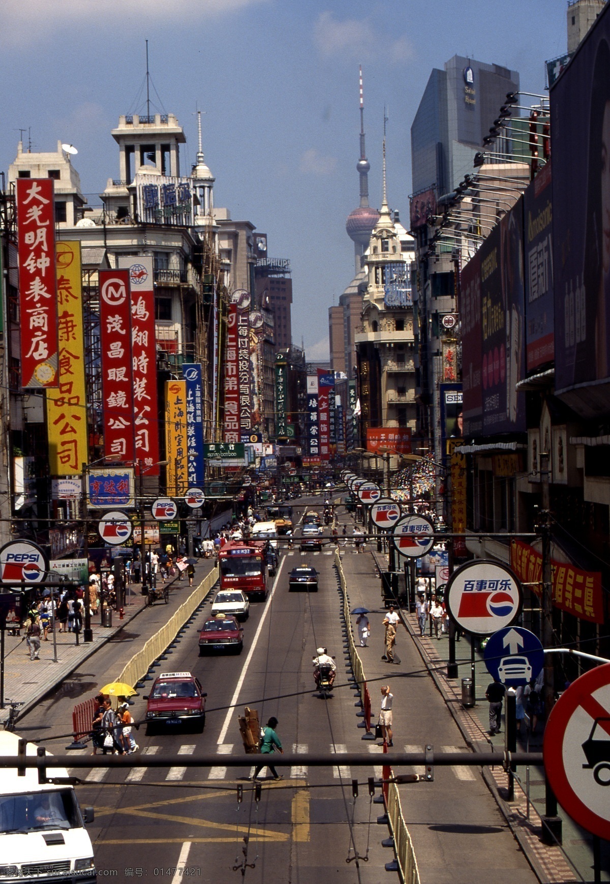上海 南京路 街景 中華 商業(yè) 一街 馳名中外 高樓林立 商店林立 綜合性商業(yè)街 集中 外 名牌 名品 大型店招燈箱 商品廣告燈箱 道路 車輛 隔離欄 人行道 新型路燈 行人 游客 東方明珠塔 藍天白云 繁華街區(qū) 城市景觀 著名商業(yè)街 著名旅游景點 上海風光 上海風光 國內旅游 旅游攝影