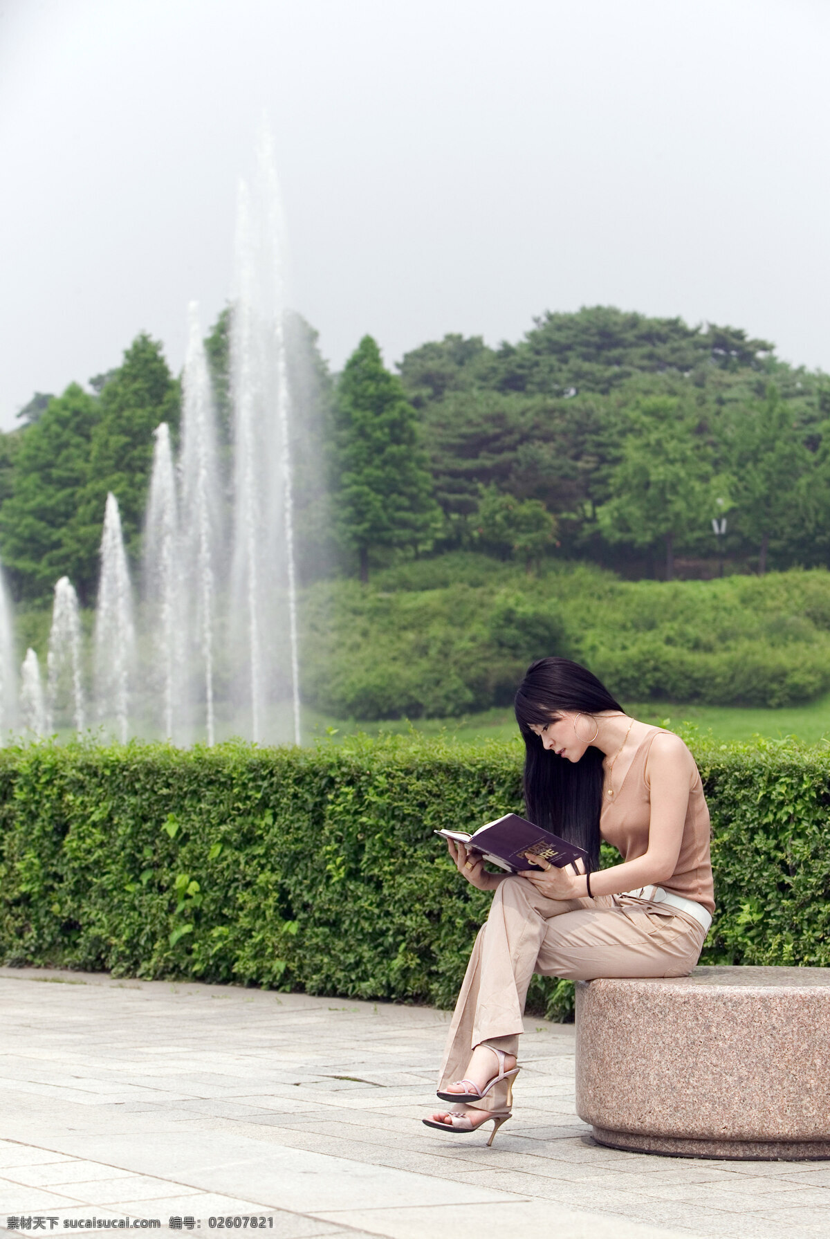 坐在 公园 石头 上 看书 美女图片 女性 美女 休闲时光 生活 享受 户外 坐着 石凳 树木 森林 喷泉 生活人物 人物图片