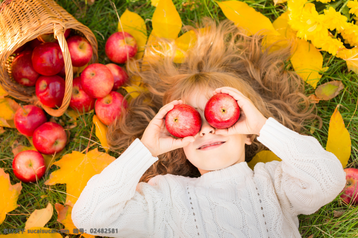 苹果 眼镜 小女孩 水果 落叶 快乐的儿童 小朋友 快乐儿童 儿童幼儿 儿童摄影 人物图库 儿童图片 人物图片