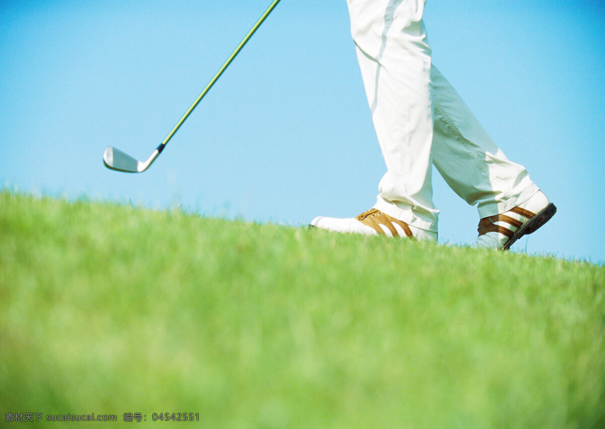 草地 上 高尔夫 球棒 脚部 特写 蓝天 天空 休闲 娱乐 体育 体育用品 运动 绿草地 草坪 自然 球场 高尔夫球 高尔夫球棒 走 脚部特写 高清图片 体育运动 生活百科
