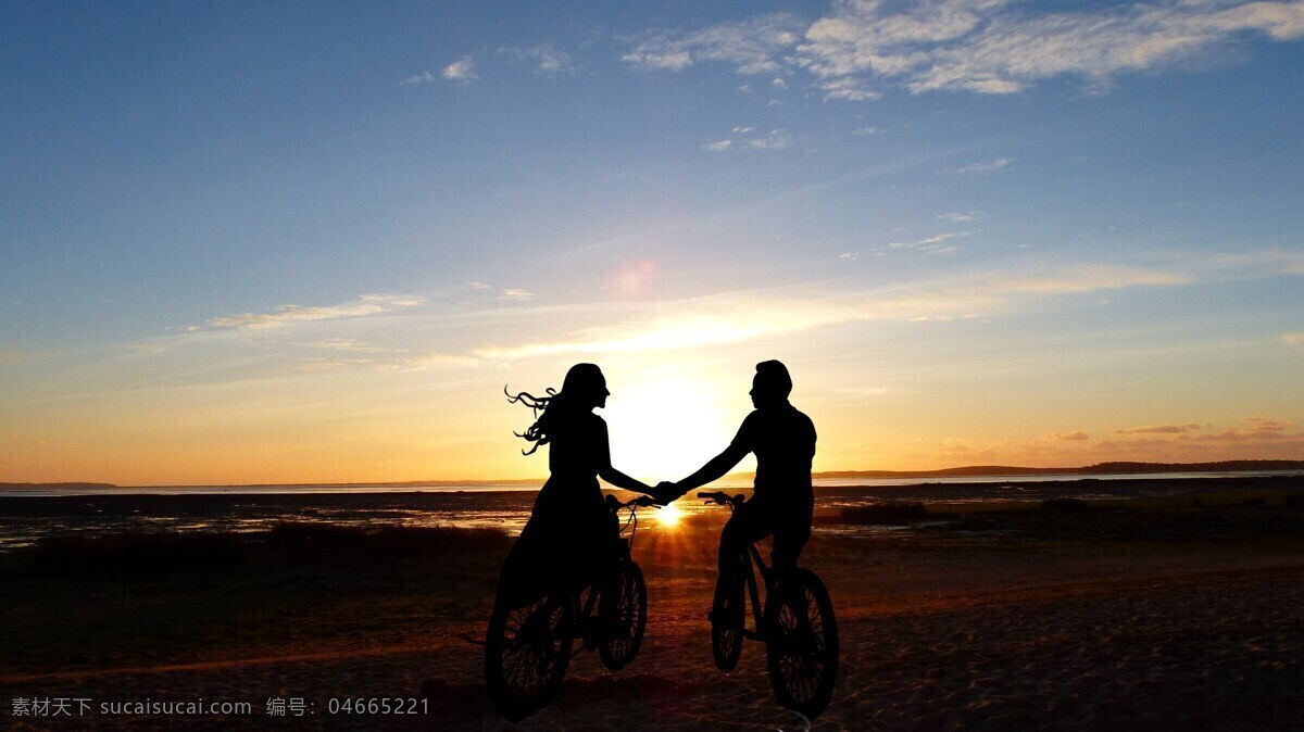 海滩夫妻 浪漫 夕阳 红霞 日落 海洋 海滩 夫妇 自行车 性质 海 水 天空 景观 晚上 夏季 假日 旅游摄影 人文景观