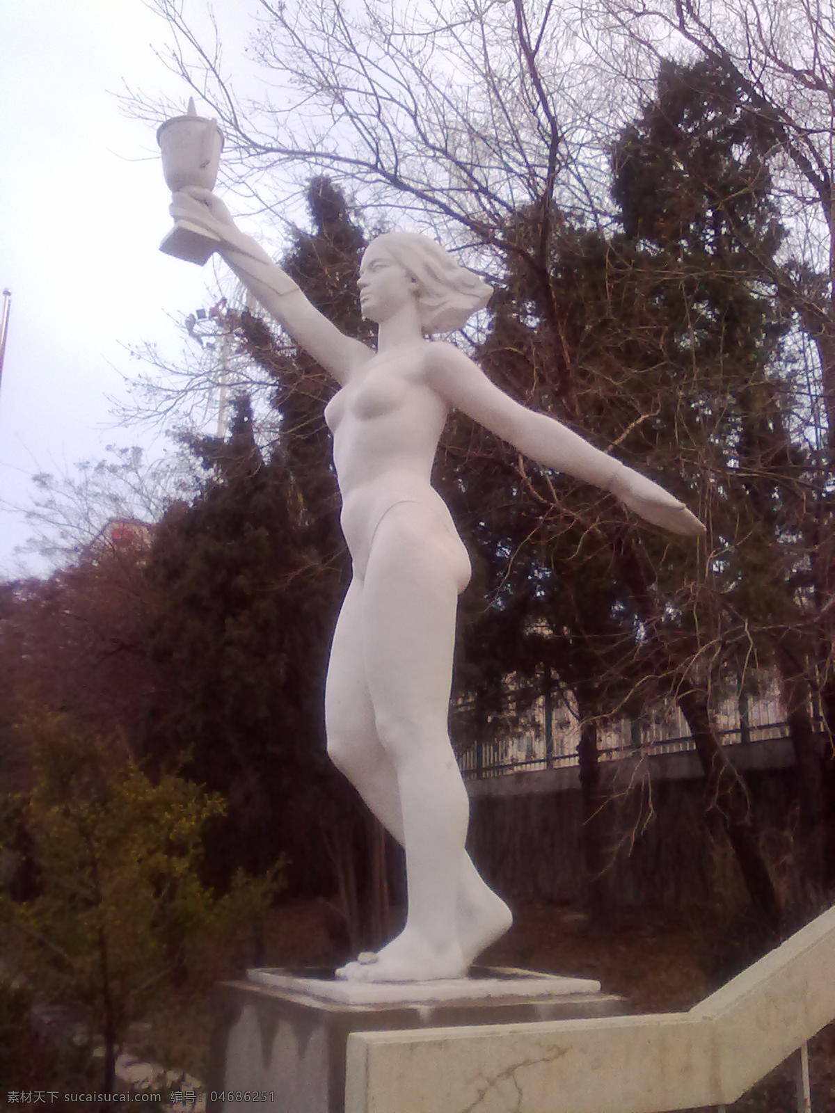 女士 雕塑 手 举 奖杯 女生 体育馆门口 松树 建筑园林