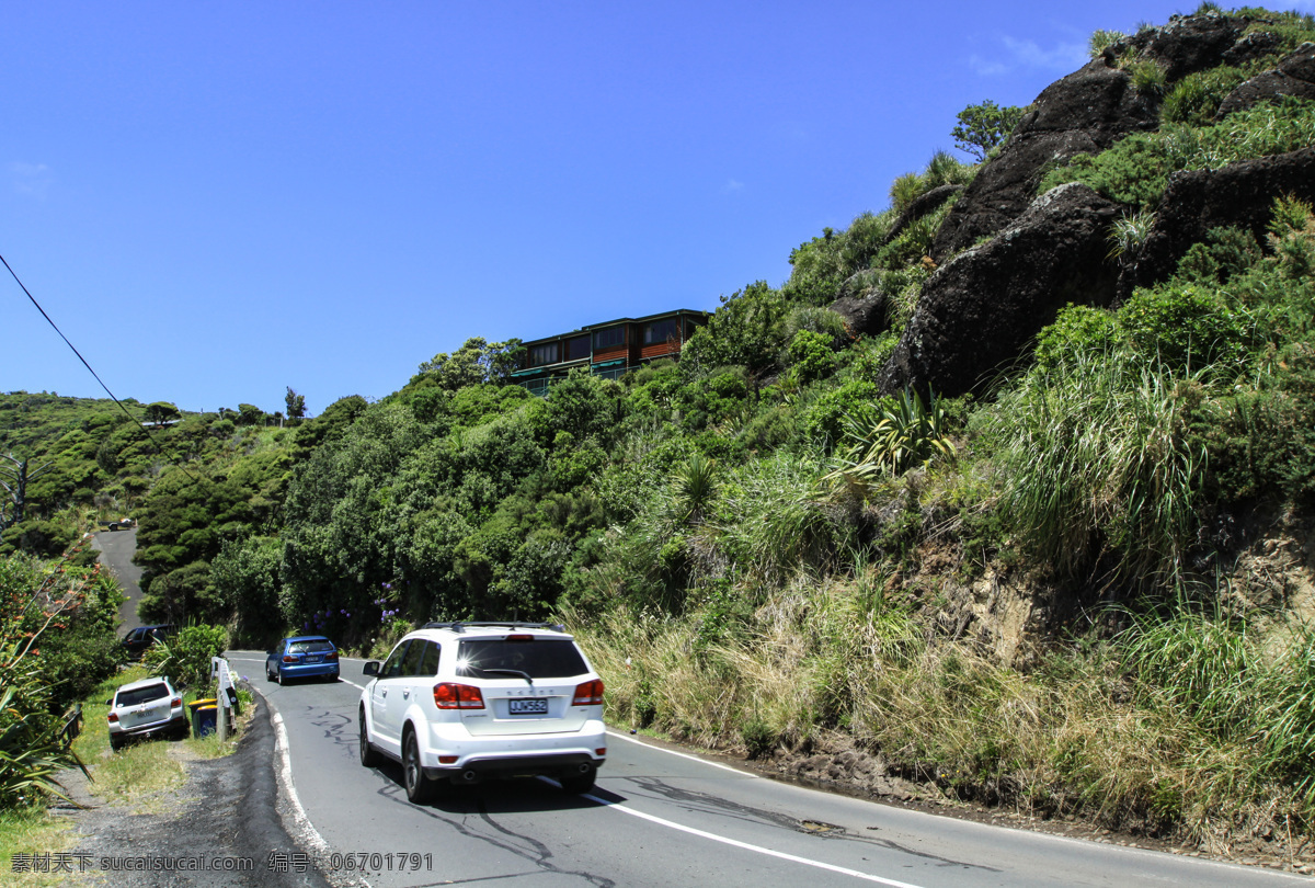 新西兰 皮哈 海滩 自然风光 天空 蓝天 白云 皮哈海滨 盘山路 车辆 群山 绿树 绿地 草地 旅游风光 海滨 风光 旅游摄影 国外旅游