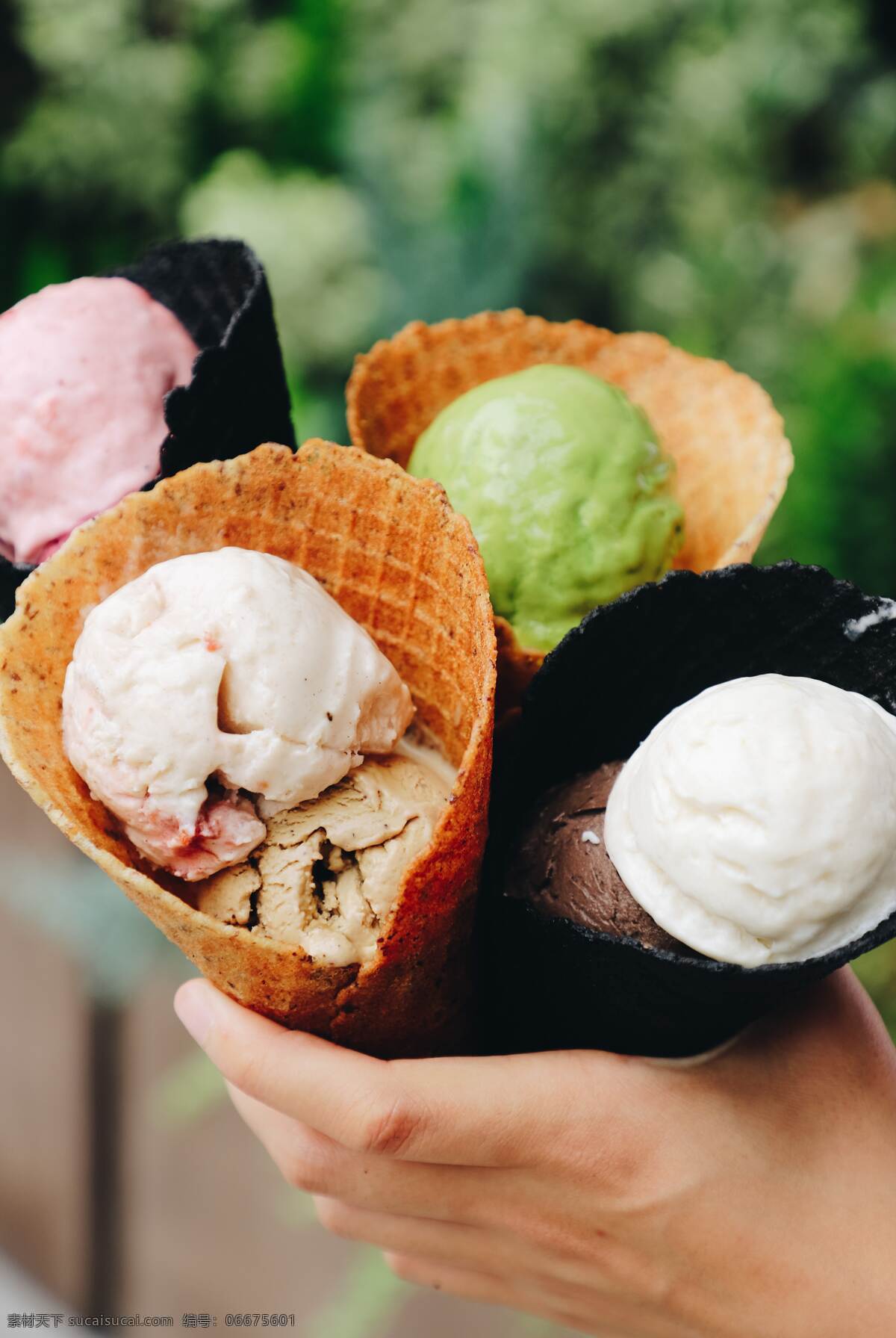 手上 冰淇淋 球 冰淇淋球 手 甜筒 甜品 冷饮冰淇淋 餐饮美食 饮料酒水