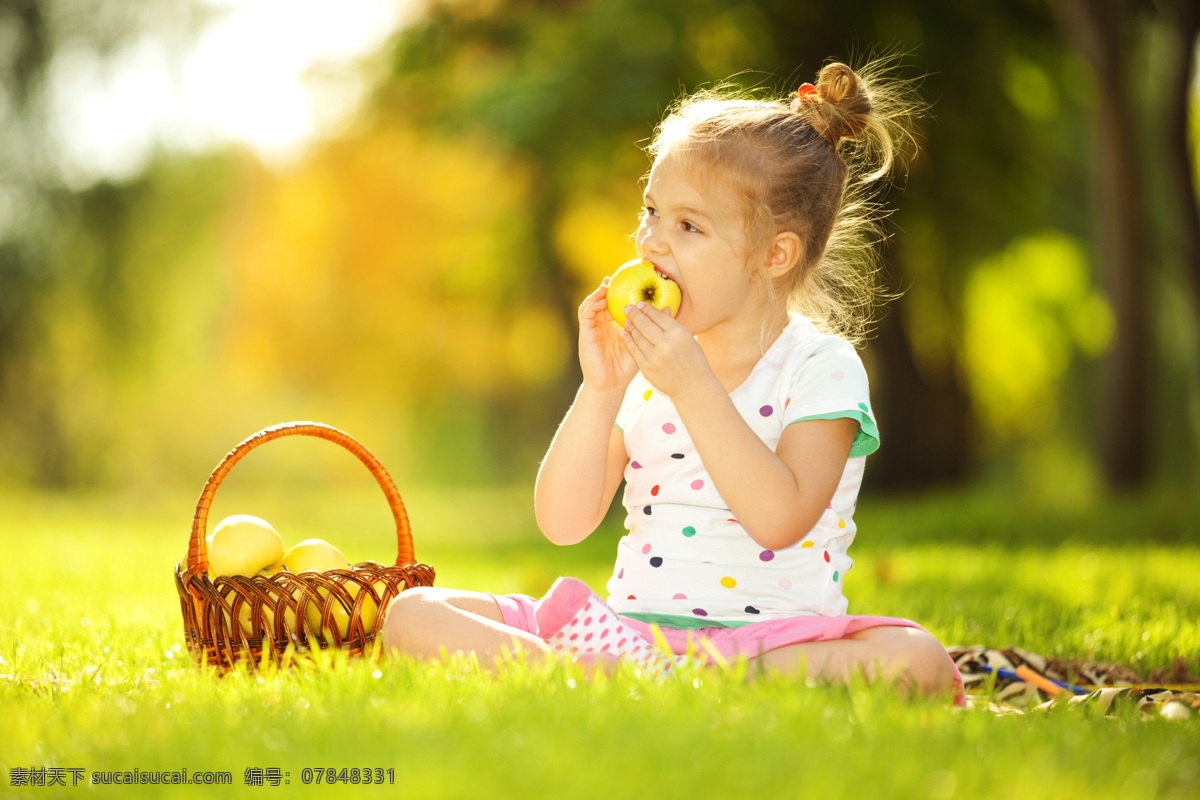 草地 上 吃 苹果 小女孩 儿童 外国儿童 进食 吃东西 儿童摄影 儿童图片 人物图片