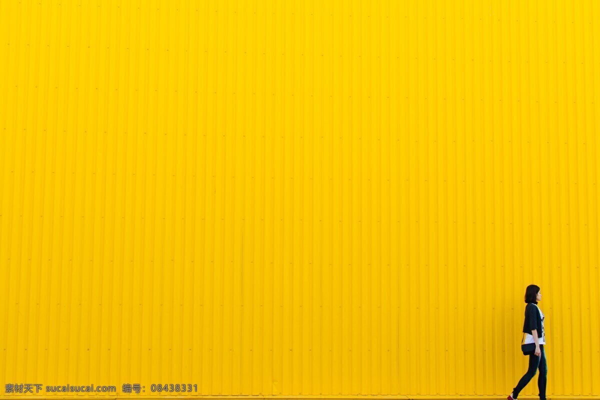 美女 黄色 广告 墙 背景 线条 墙壁 宣传 黑衣 散步 广告墙 海报 广告背景
