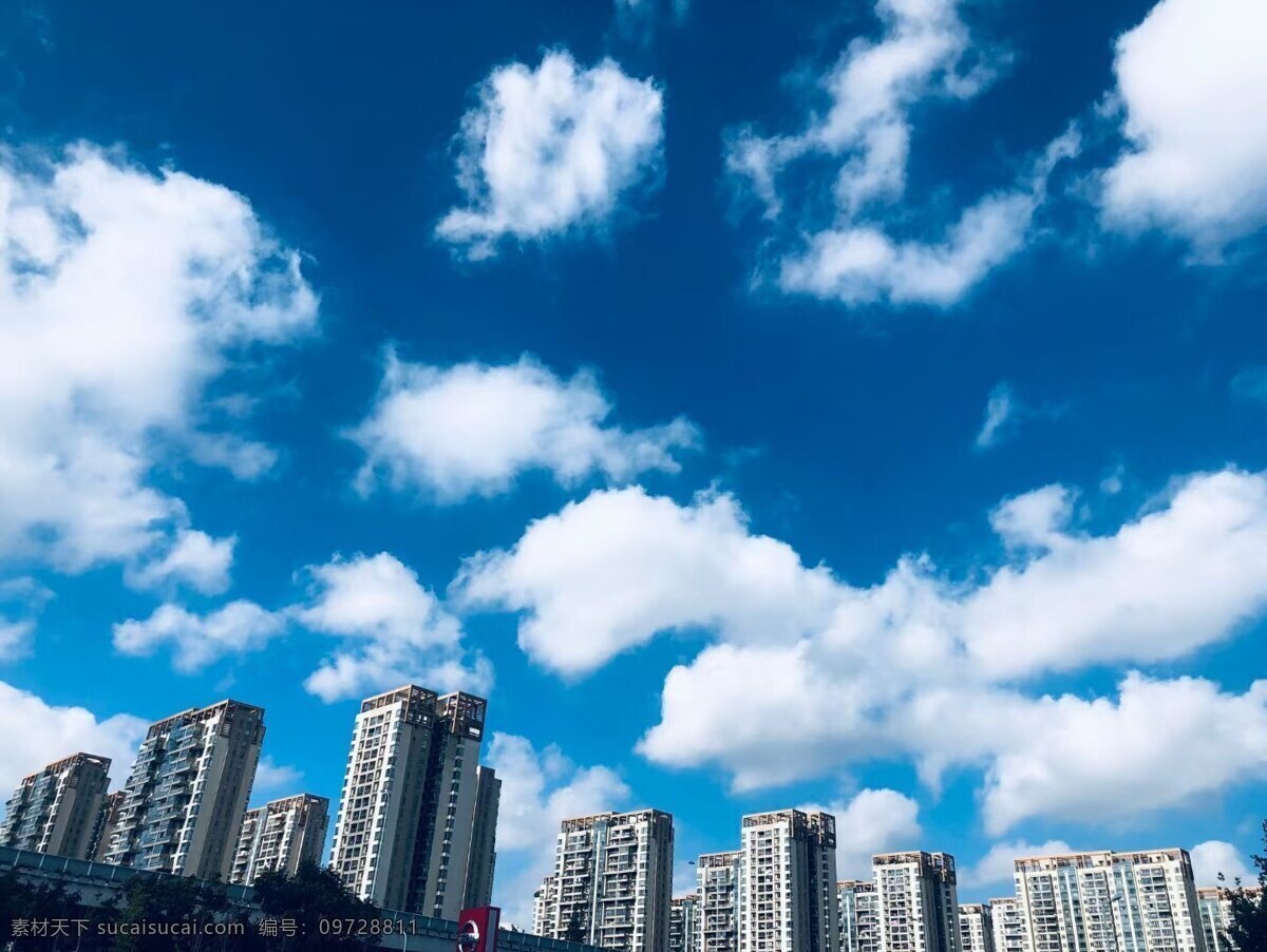 蓝天 白云 下 建筑 蓝天白云 小区 阳光下的小区 阳光 旅游拍摄 旅游摄影 国内旅游