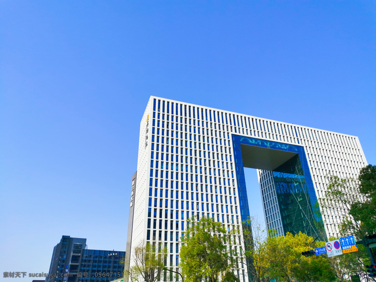 白色的寫字樓 杭州 街景 街道 城市風(fēng)景 城市風(fēng)貌 城市建筑 寫字樓 辦公樓 白色 藍(lán)天下 自然景觀 建筑景觀