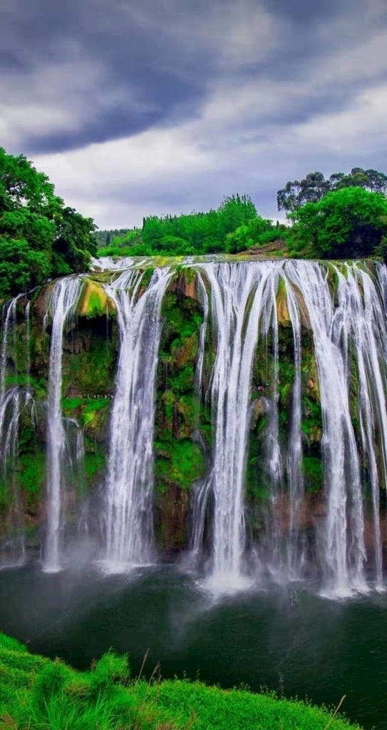 美丽 瀑布 风景 蓝天 白云 清新的绿树 绿草 雪白的瀑布 清澈的水流 云贵高原瀑布 贵州瀑布 自然景观 风景名胜