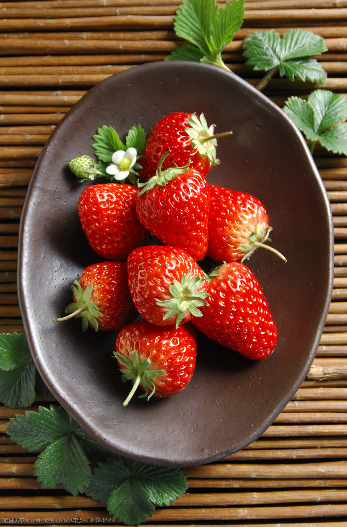 水果免费下载 草莓 高清 红色 绿叶 盘子 水果 叶子 诱人 风景 生活 旅游餐饮