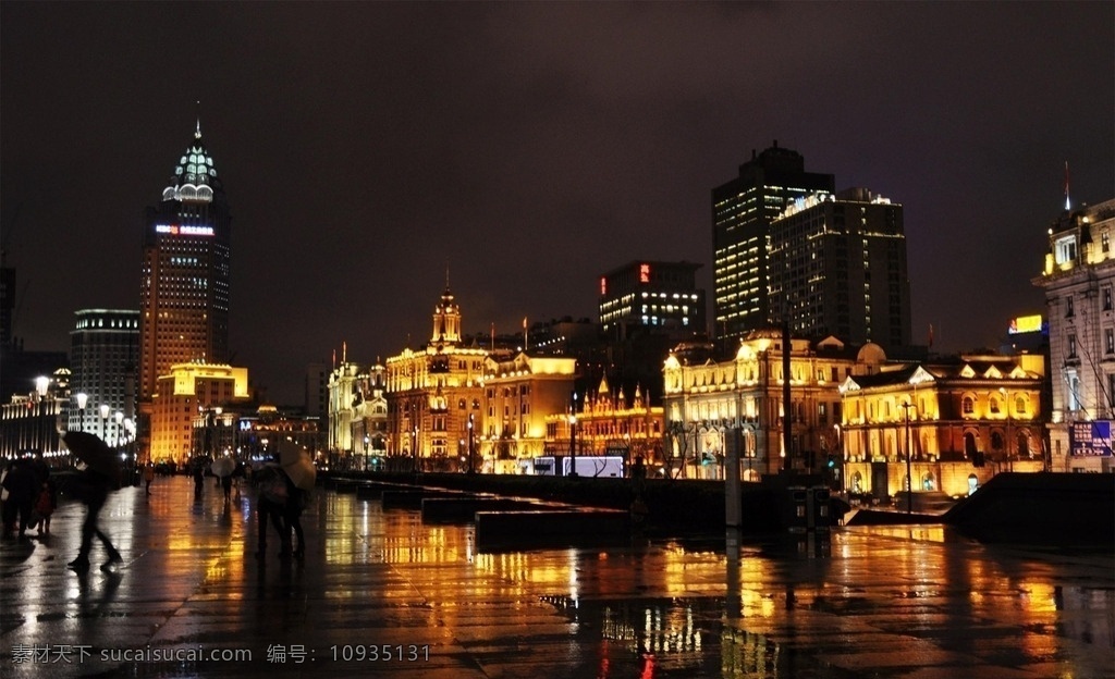 雨夜 上海 外灘 濱江大道 游客 撐傘 萬國建筑 矗立 燈光燦爛 車流不息 道路 濕漉漉 倒影 夜空 景觀 景點(diǎn) 旅游風(fēng)光攝影 建筑風(fēng)光 旅游攝影 國內(nèi)旅游
