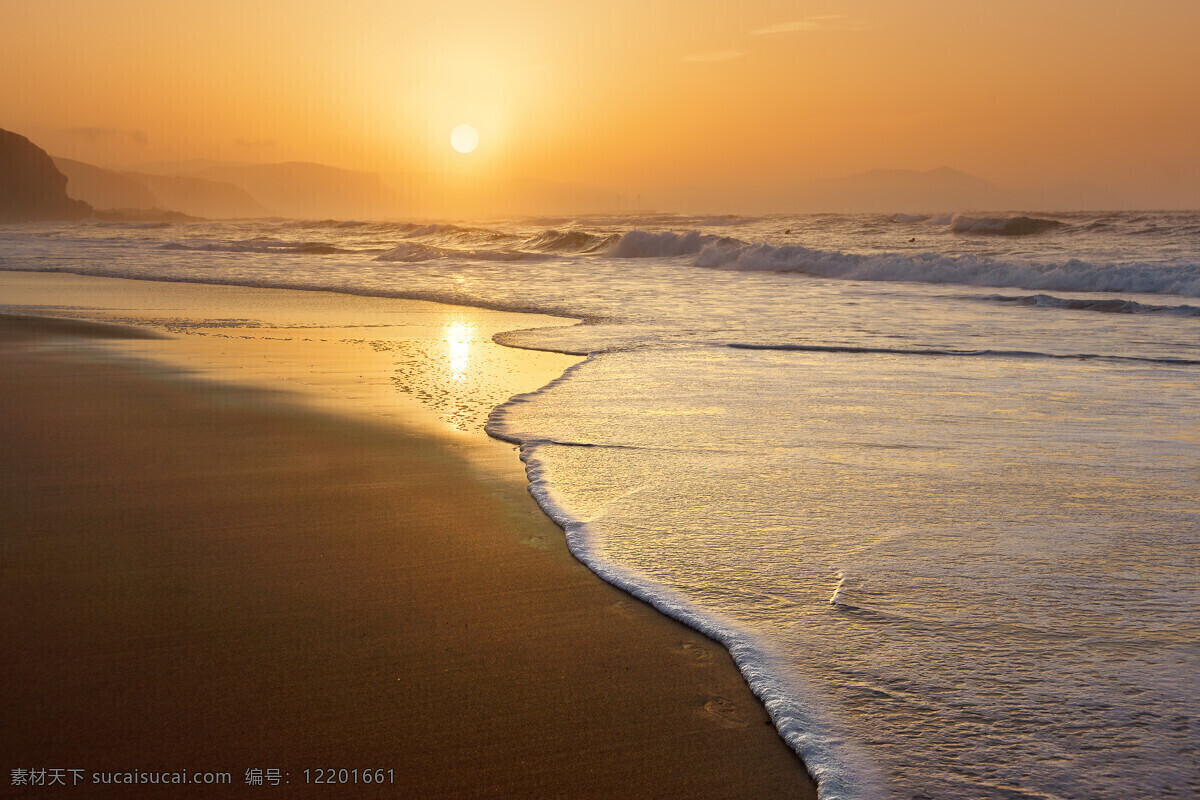 黄昏大海景色 青年男女 海洋 海面 黄昏 晚霞 夕阳 云彩 暖色背景 沙滩 海浪 黄色