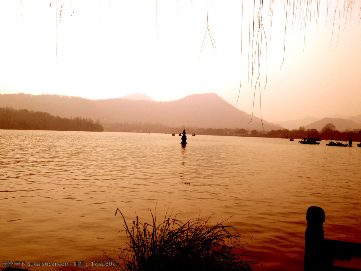 西湖風(fēng)景 西湖 西湖水 枯葉 樹木 山水 湖泊 湖光 游船 傍晚 黃昏 春天 小船 烏篷船 杭州 旅游 春游 山水風(fēng)景 自然景觀