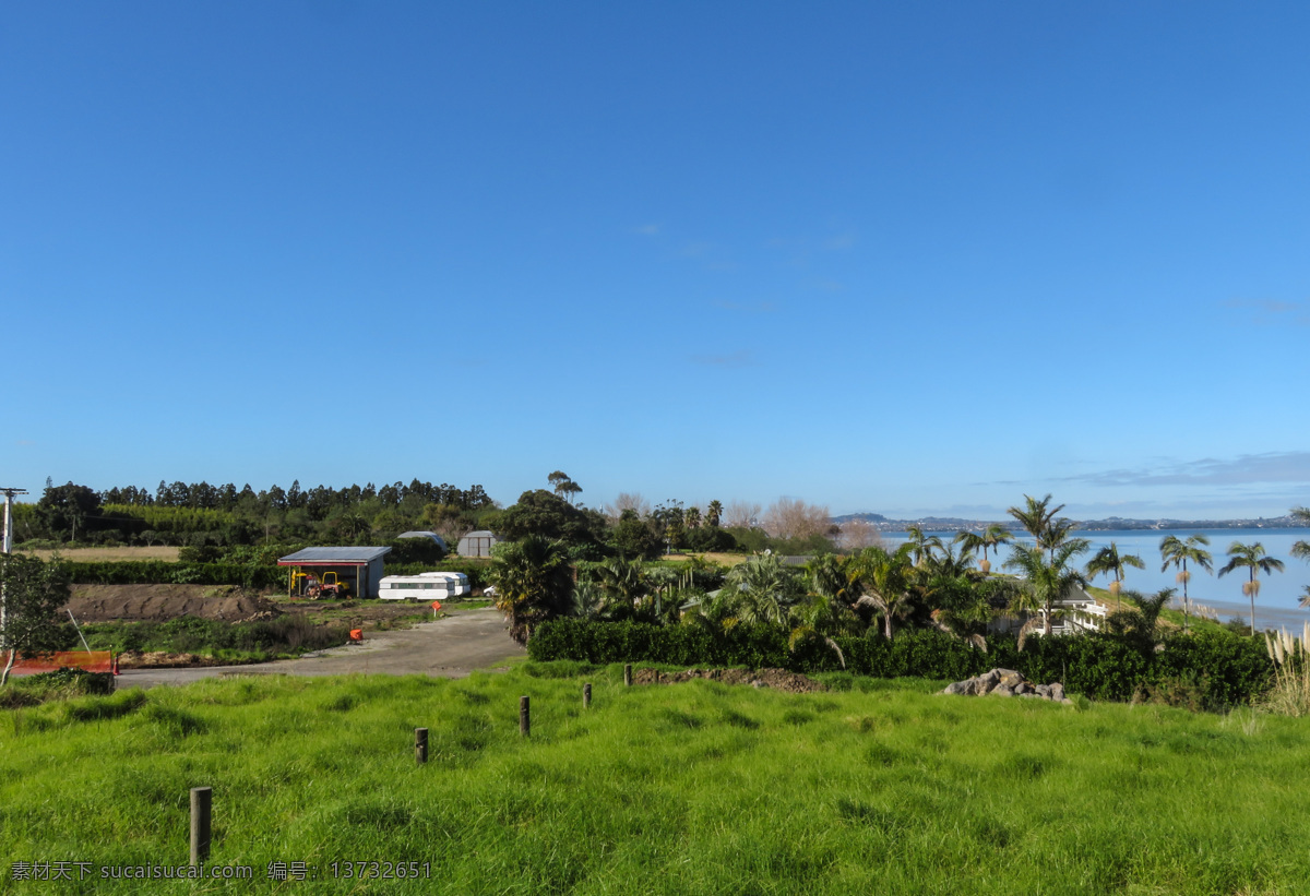 新西兰 海滨 风景 蓝天 白云 远山 大海 海水 海湾 海滨农场 绿树 绿地 草地 建筑 车辆 风光 旅游摄影 国外旅游