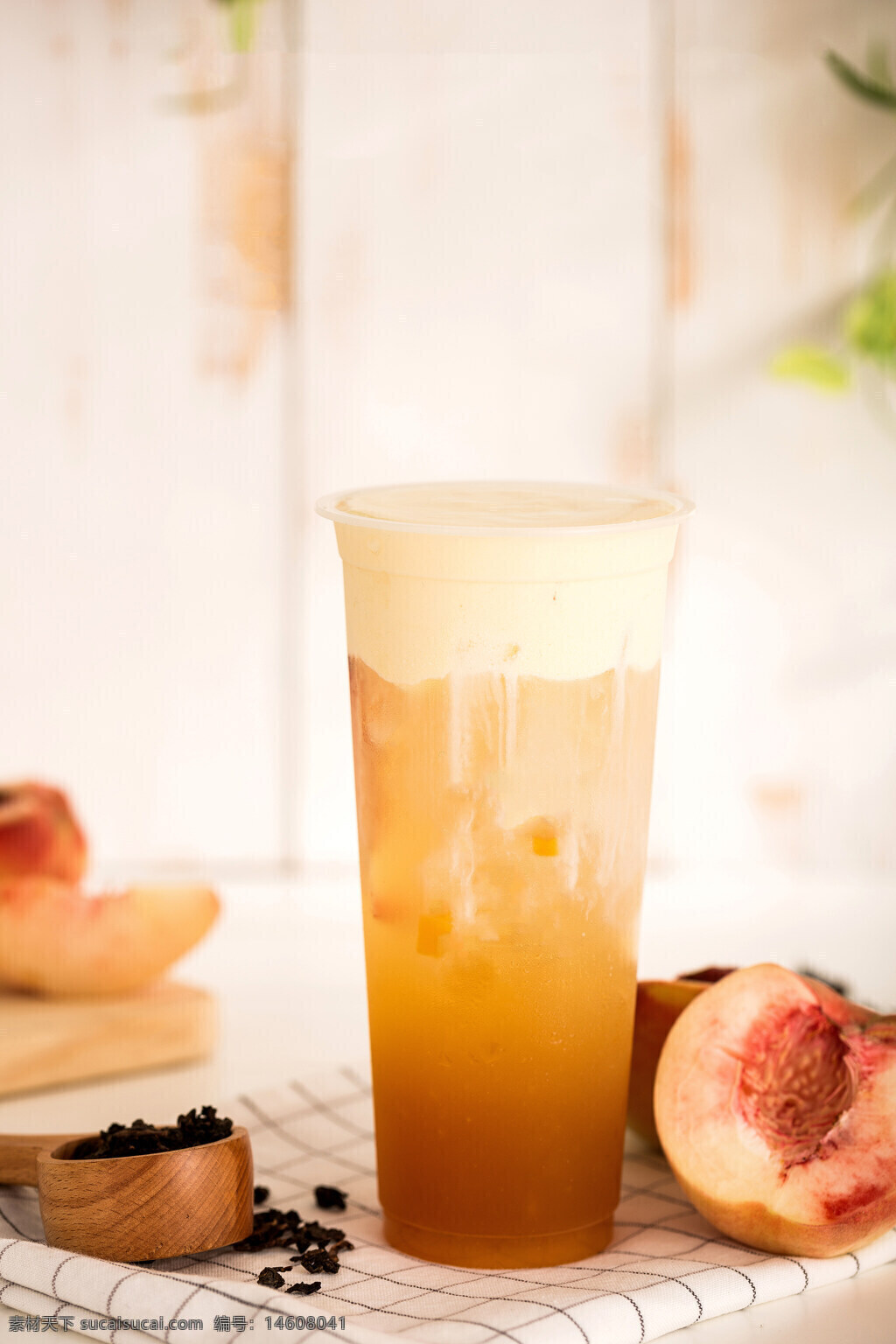 奶蓋果茶 桃子飲品 高顏值飲品 冰涼果茶 夏季飲品 果汁飲品 桃子奶蓋 清涼解暑 網(wǎng)紅飲品 夏日特飲 水果茶 桃子果茶 手工飲品 健康果汁 夏季果汁