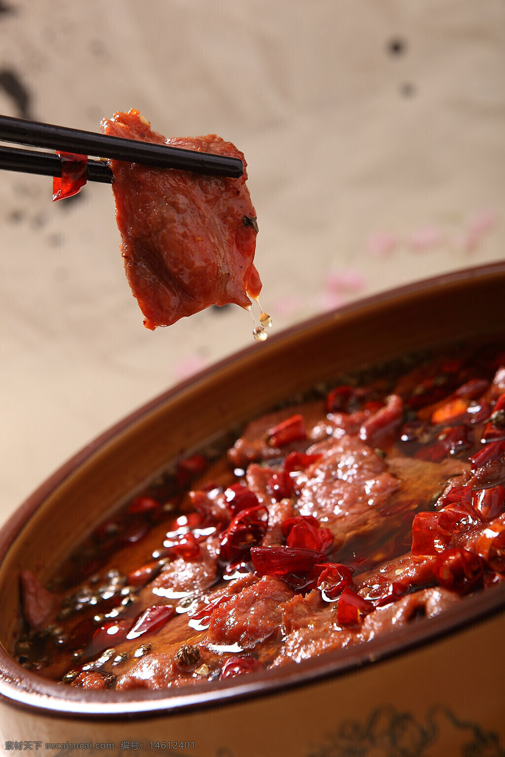 红油辣牛肉 川菜 中餐 美食 辣味 香辣 牛肉片 火锅 红油汤底 食材 川味 传统美食 细嫩牛肉 汤锅 麻辣