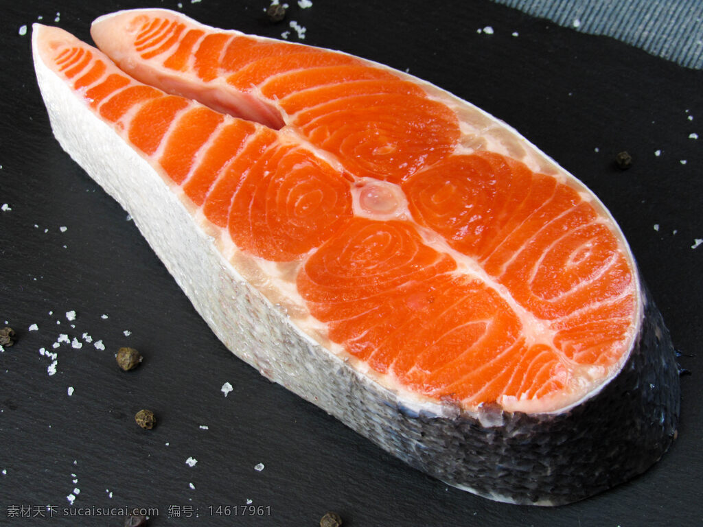 三文魚(yú)切片 鮮艷肥美 色澤誘人 海鮮水產(chǎn) 生魚(yú)片 魚(yú)肉美食 健康食材 營(yíng)養(yǎng)烹飪 新鮮美味 黑色背景