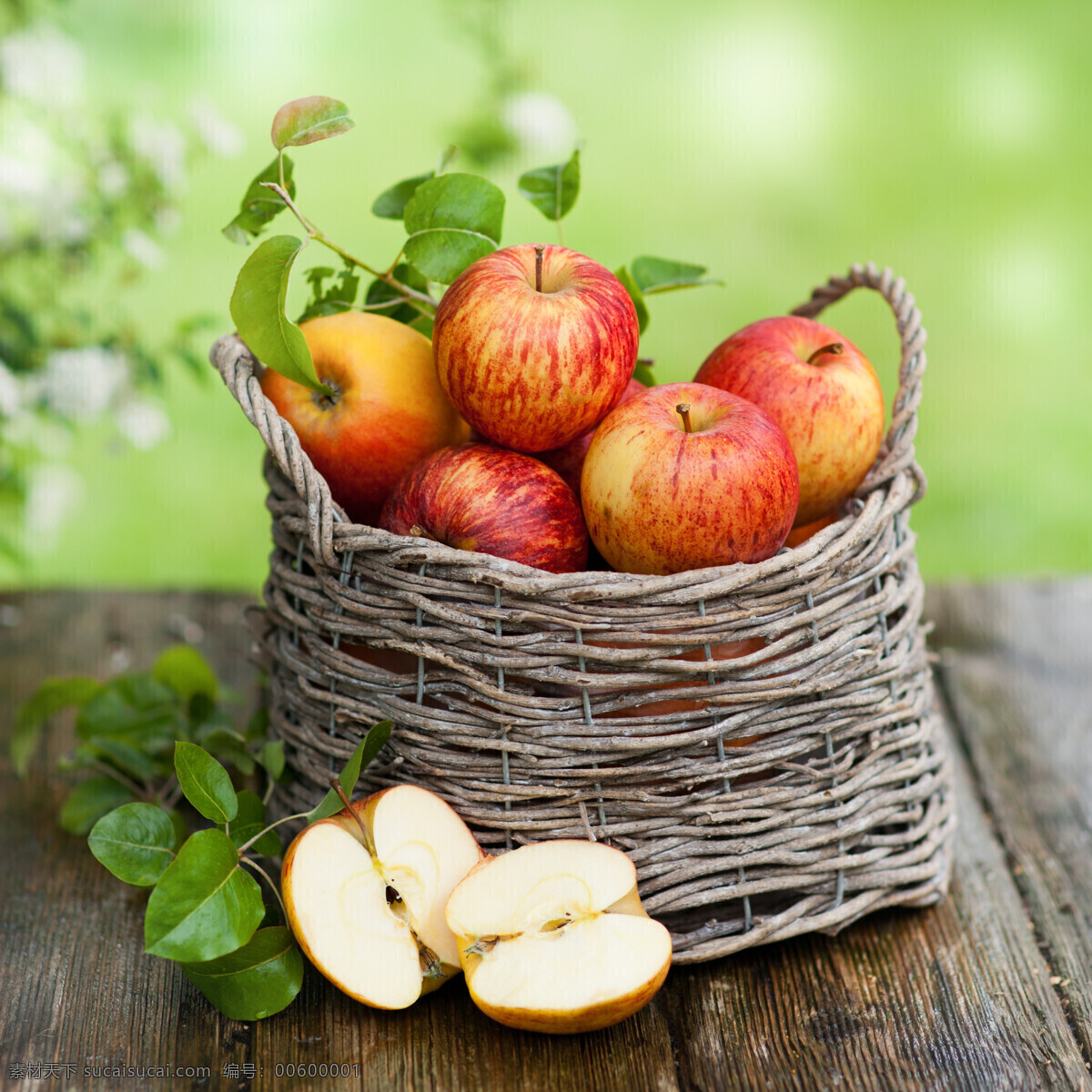 高清 苹果 苹果素材 苹果摄影 篮子 果篮 水果 水果素材 树叶 叶子 木板 木纹 苹果图片 餐饮美食