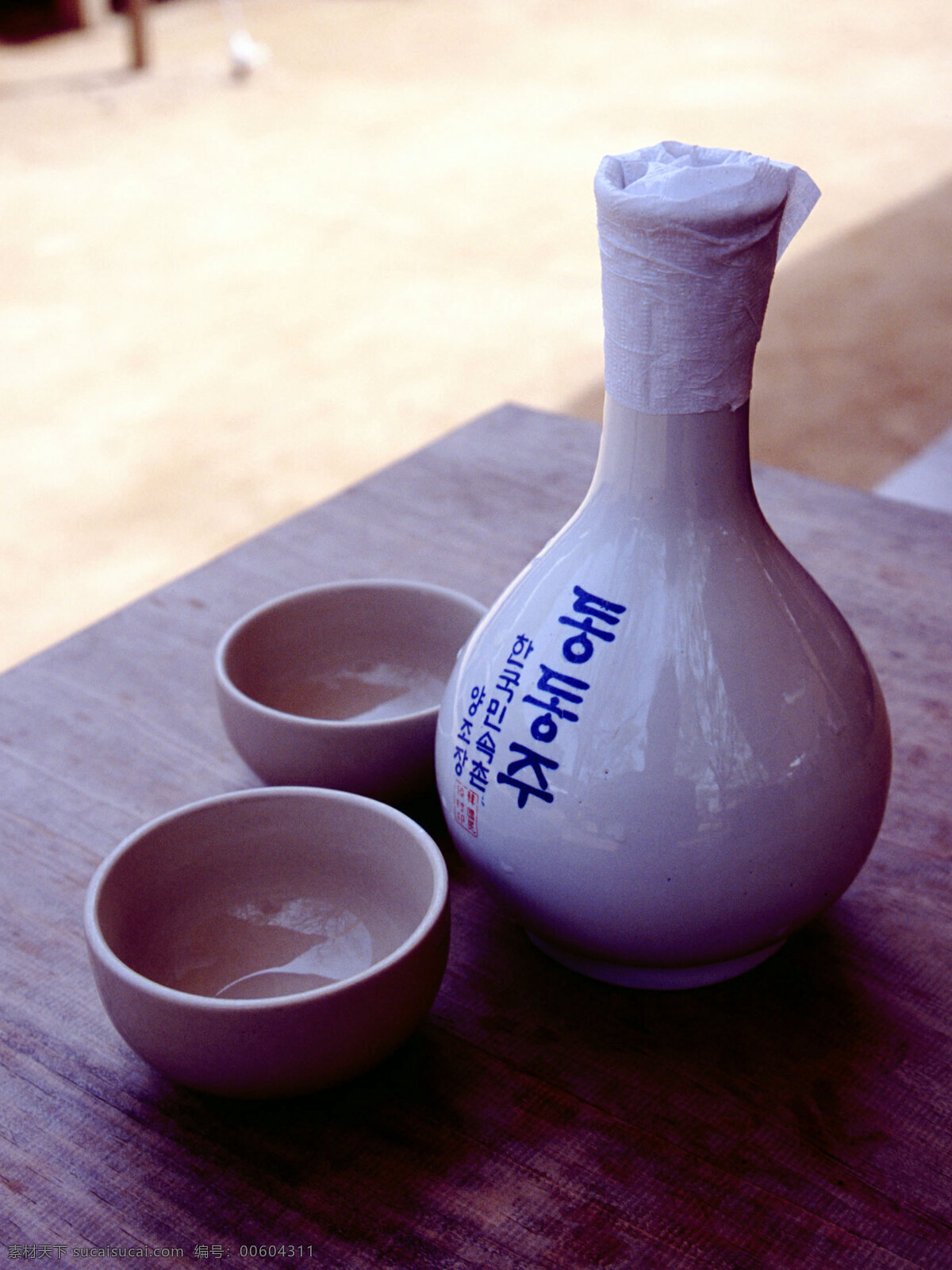 韩国传统酒壶 韩国 酒杯 木桌 阳光 酒之品味 饮料酒水 餐饮美食