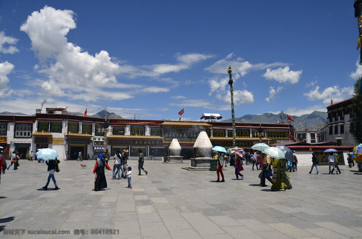 拉萨市 拉萨 城市 建筑 人流 行人 市民 西藏 松多 蓝天白云 云彩 骑行川藏线 国内旅游 旅游摄影 灰色