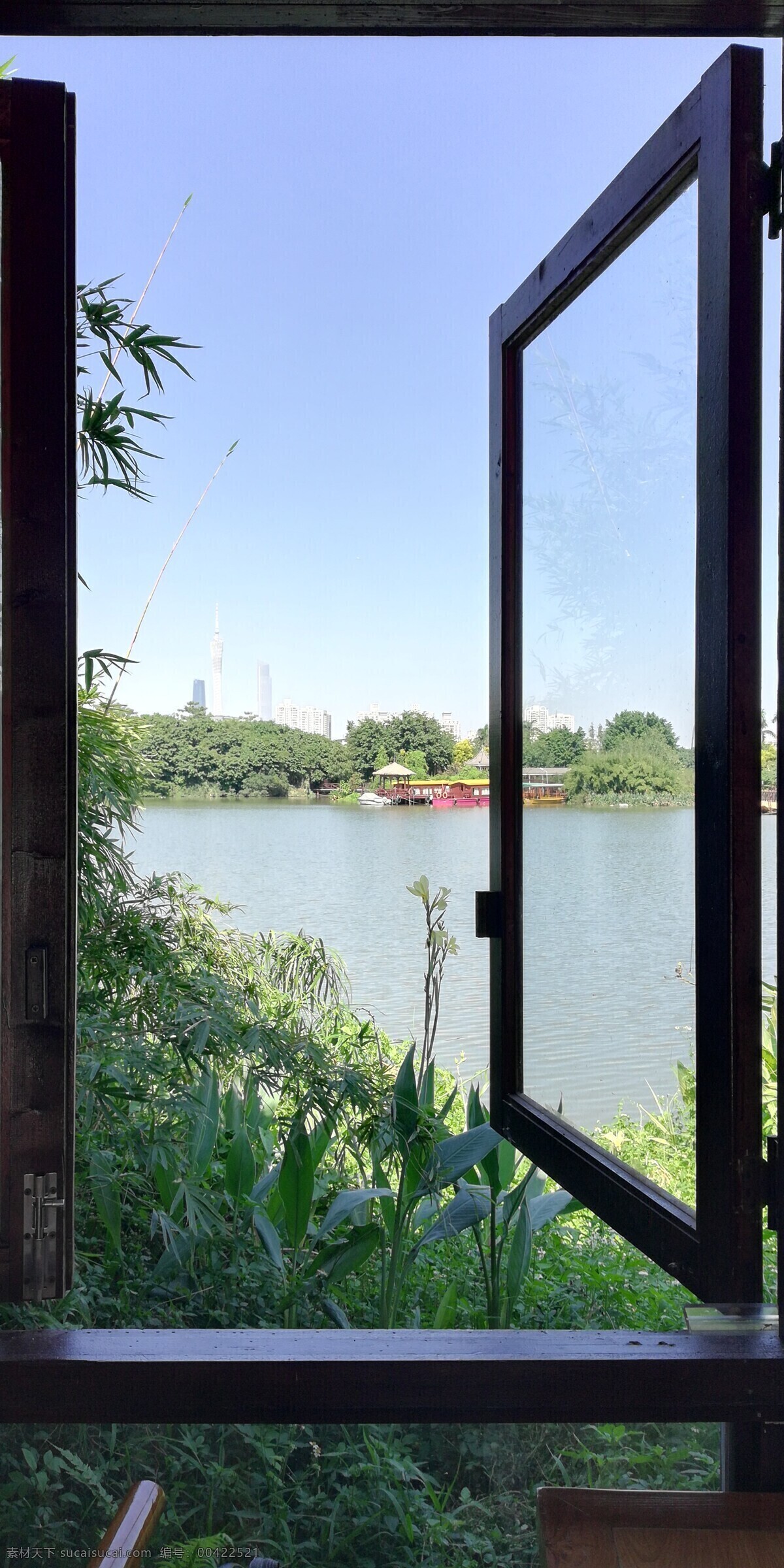 窗外湖泊风光 窗户 窗子 窗外 窗棂 湖泊 江河 树木 蓝天 自然景观 山水风景
