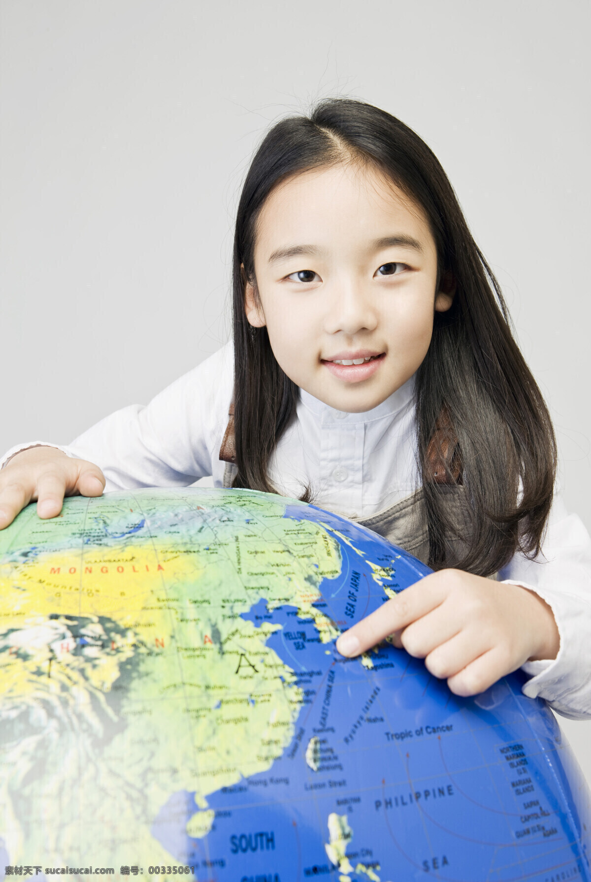 观看 地球仪 长发 可爱 女孩 学生 同学 儿童 女生 小学 学校 教室 教育 地理课 地图 指着 摄影图 素材图库 高清图片 地球图片 环境家居