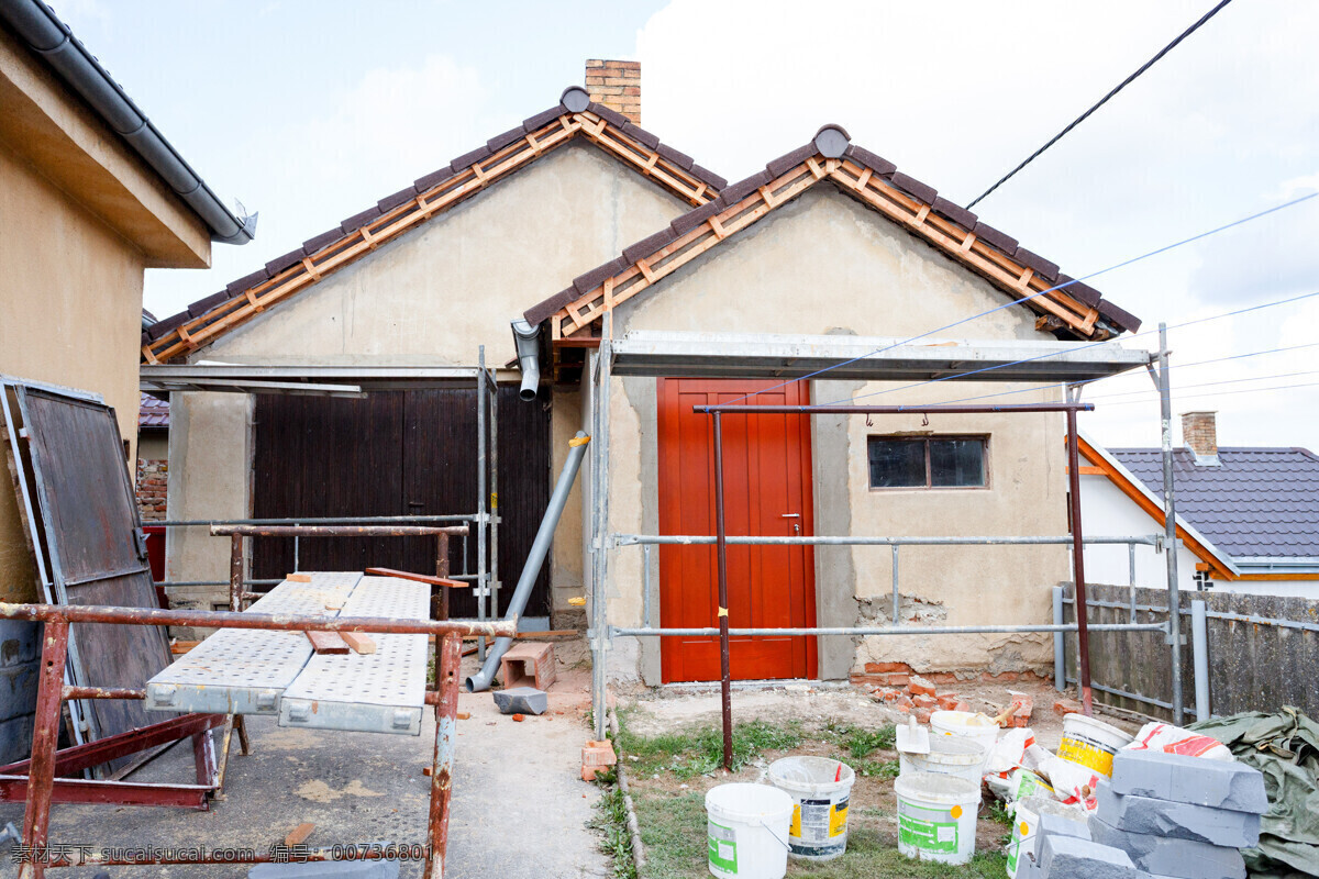 正在 装修 住房 房屋 建筑 梯架 植物 窗户 蓝天 建筑设计 环境家居 白色