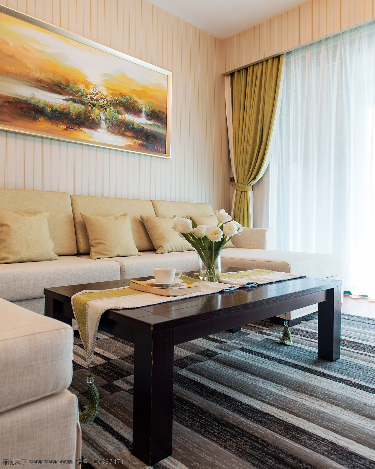 现代 温馨 客厅 粉色 条纹 背景 墙 室内装修 效果图 深色条纹地毯 客厅装修 木制茶几 杏色沙发
