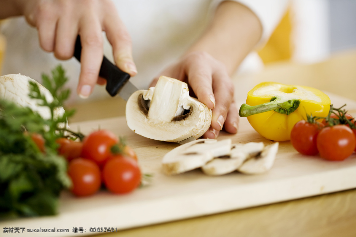 厨房 切 菜 饪 做饭 做菜 切菜 蔬菜 切蘑菇 辣椒 西红柿 生活人物 人物图片