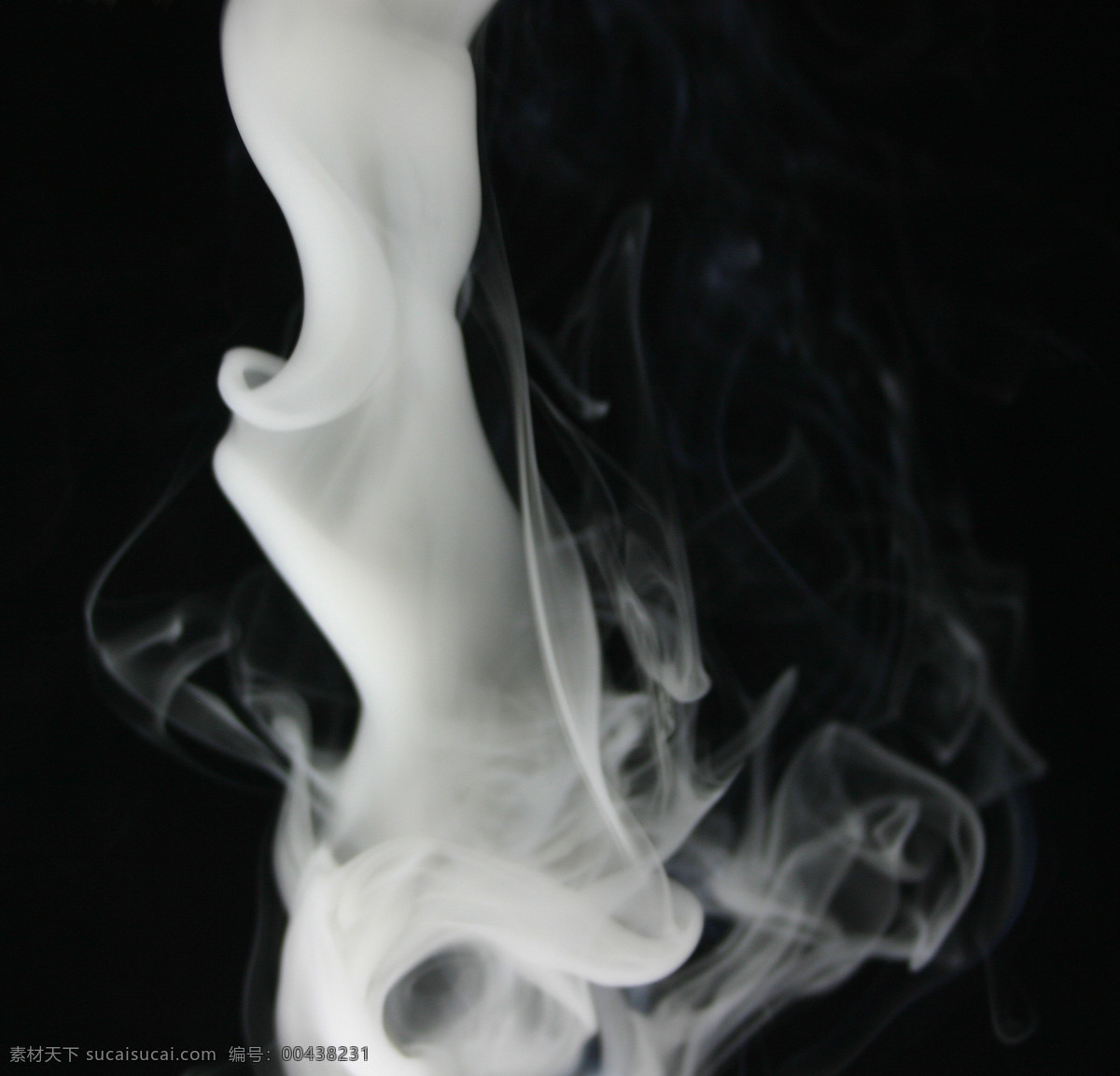 白色烟雾缭绕 烟雾 白烟 韵律 黑底 体积烟 烟雾缭绕 生活百科
