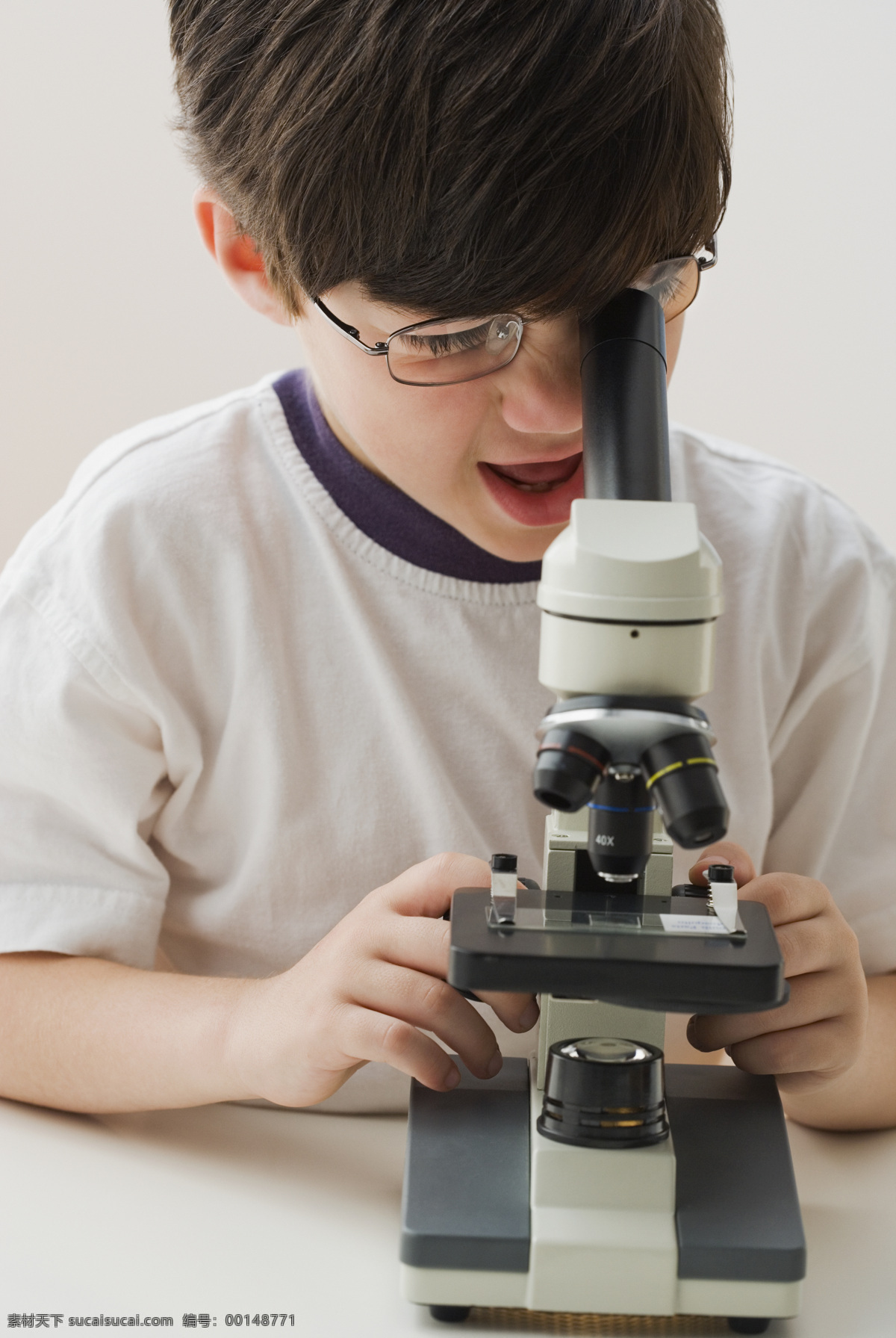 看 显微镜 孩子 研究 科研 探索 神秘 儿童 幼儿 学生 教育 国外孩子 国外儿童 儿童图片 人物图片
