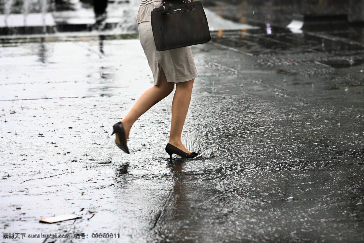 雨天 奔跑 白领 女士 雨中 大雨 淋雨 下雨 天气 其他风光 风景图片