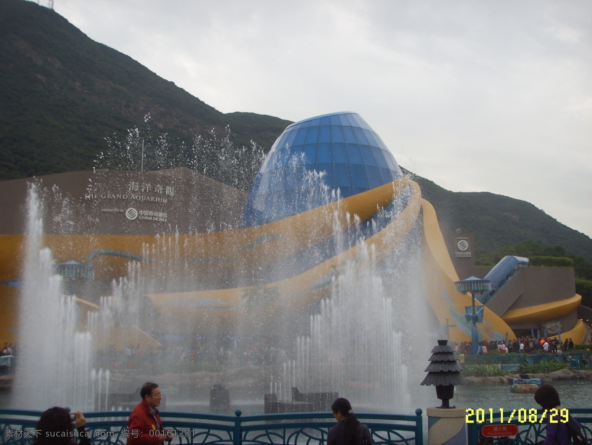 音乐喷灌 青山 喷泉 建筑 铁栏 游客 天空 香港海洋公园 国内旅游 旅游摄影