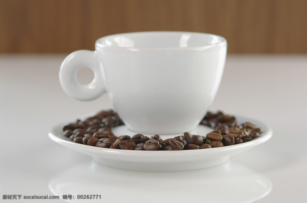 咖啡豆 咖啡杯 具 咖啡 咖啡杯具 托盘 白色 很多粒 黑色 褐色 椭圆 高清图片 咖啡图片 餐饮美食