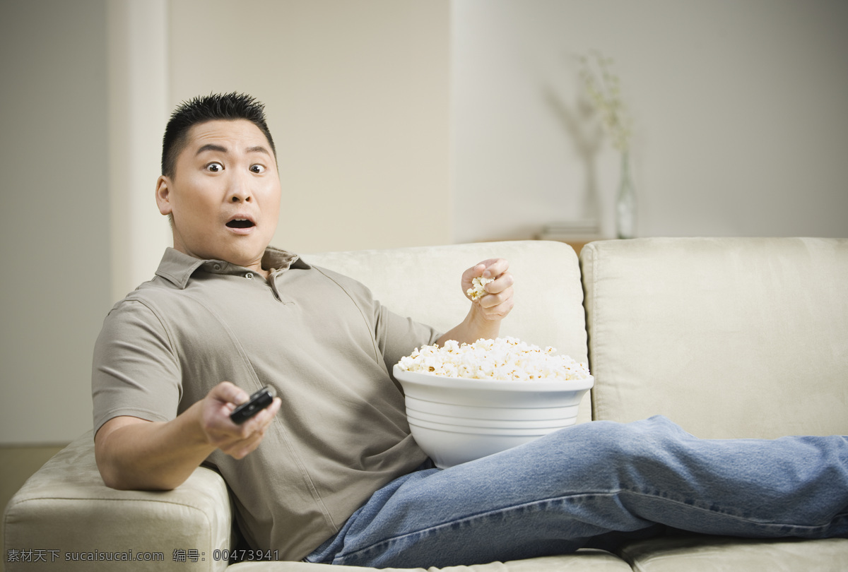爆米花 男人 男性男人 中国男人 人物摄影 吃 躺着的男人 休闲男人 坐在 沙发 上 看 电视 摇控器 惊讶 表情 男人图片 人物图片