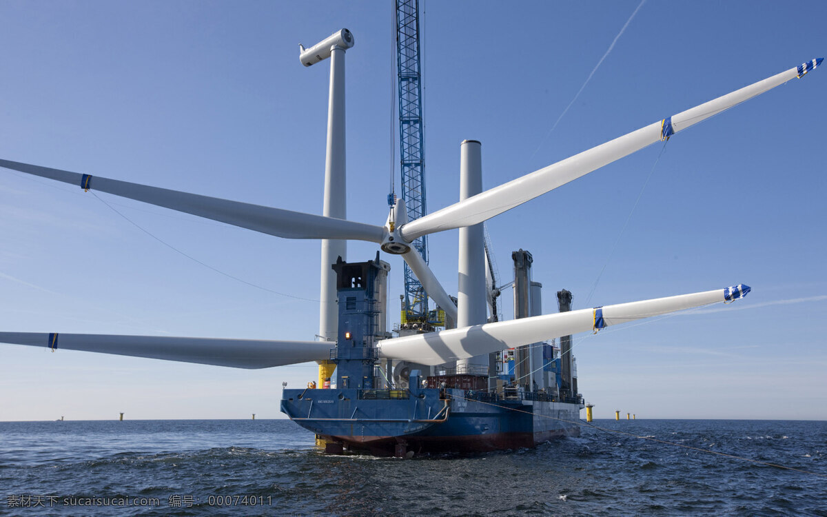 海上风电场 大海 风车 大船 蓝天 海上风电设备 水面 风电 工业生产 现代科技