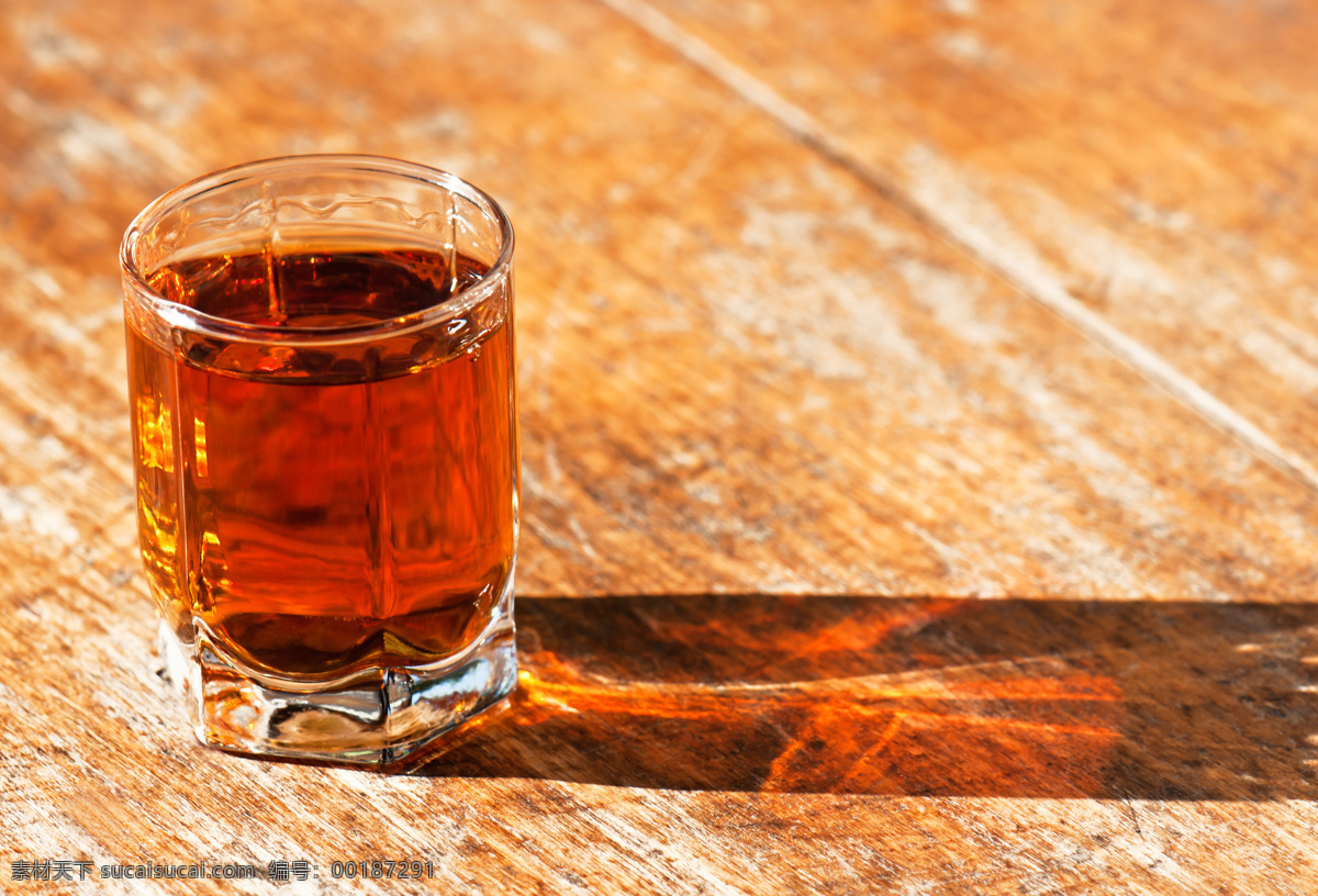 木桌 上 威士忌 酒 酒杯 玻璃杯 酒水饮料 餐饮美食 橙色