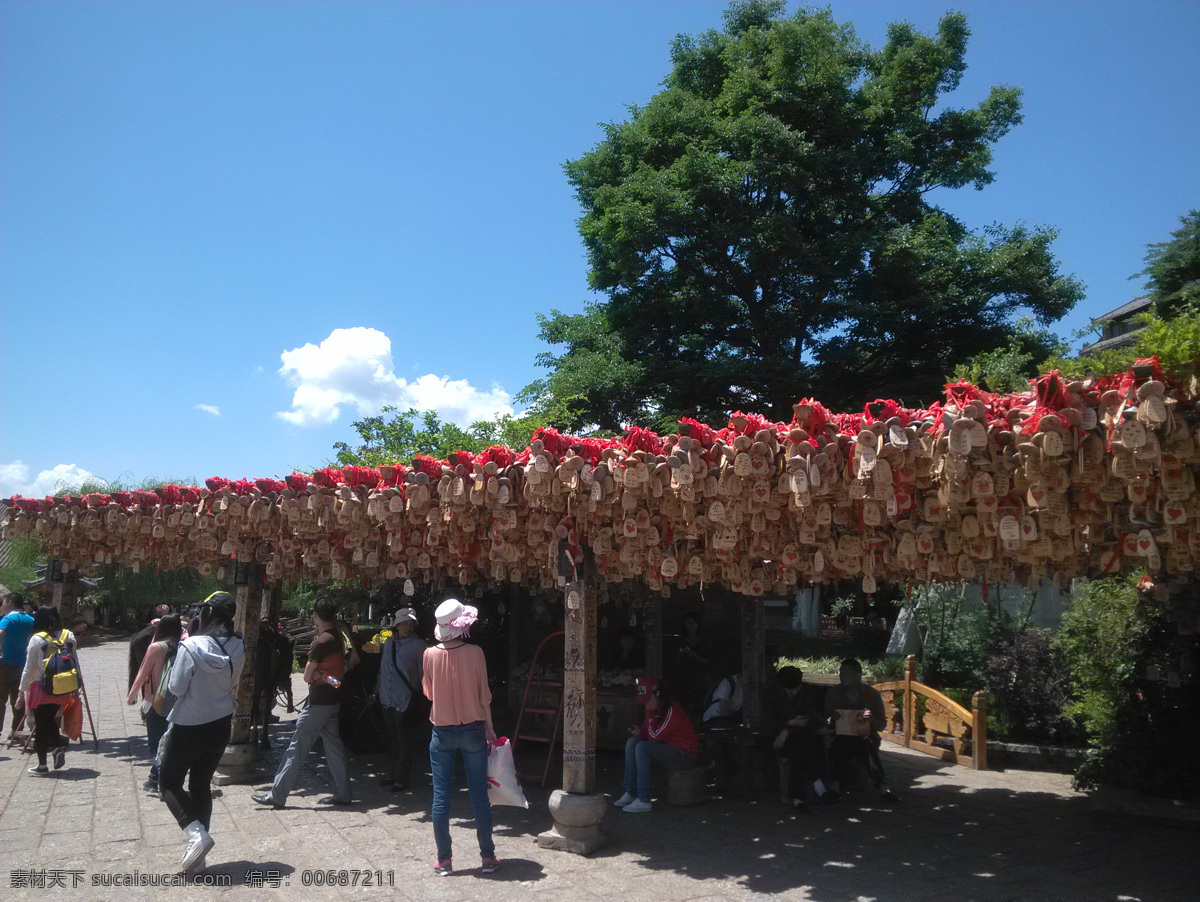 丽江古城风光 蓝天 白云 自然风景 东巴许愿铃 祈福 游客 松树 云南风光 丽江古城 国内旅游 旅游摄影