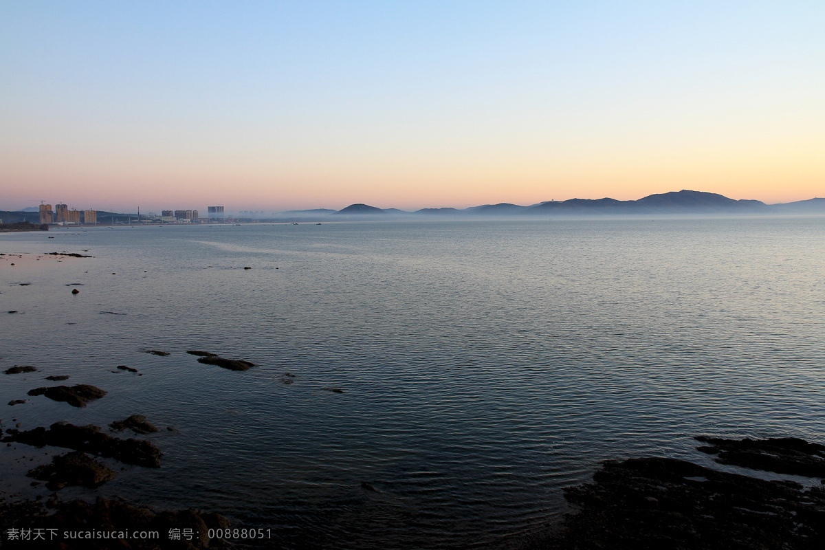 晨雾 大海 海滩 海湾 礁石 宁静 清晨 山水风景 宁静海湾 小船 远山 自然景观 psd源文件