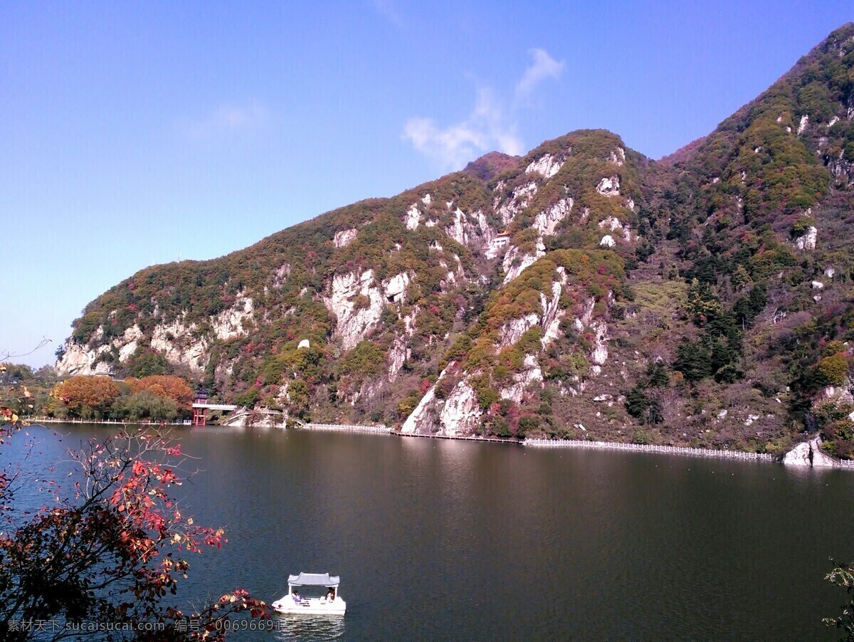 翠华山天池 翠华山 天池 秋天 红叶 西安 秦岭 蓝天白云 秋色 游船 自然景观 山水风景