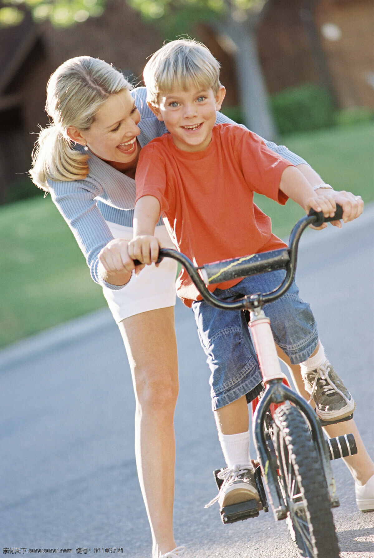 教 儿子 骑 自行车 母亲 外国家庭 小男孩 儿童 母子 女人 幸福 家庭 玩耍 快乐 开心 学 生活人物 人物图片