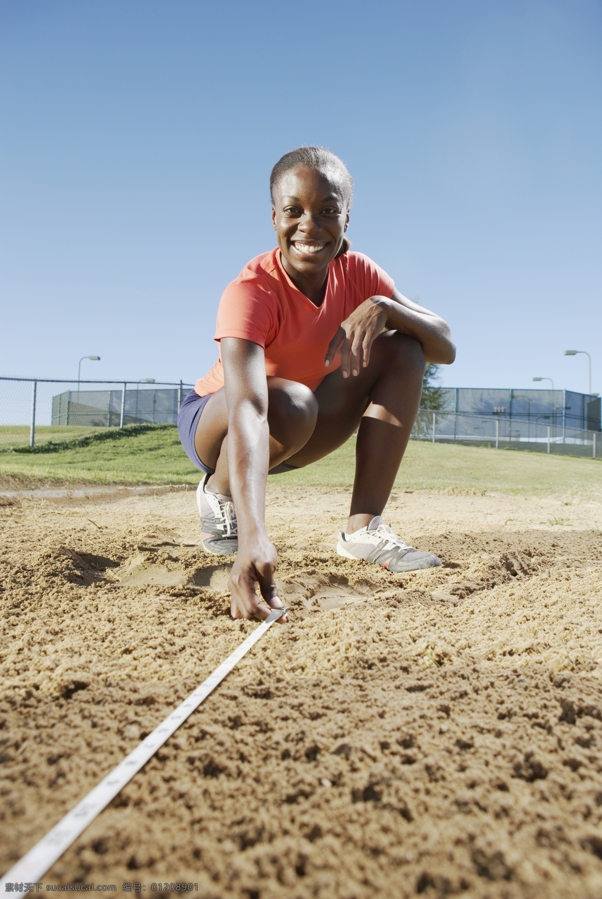 测量 沙坑 女性 运动员 高清 体育运动 体育项目 体育比赛 外国人 黑人 软尺 跳远 摄影图 高清图片 生活百科 白色