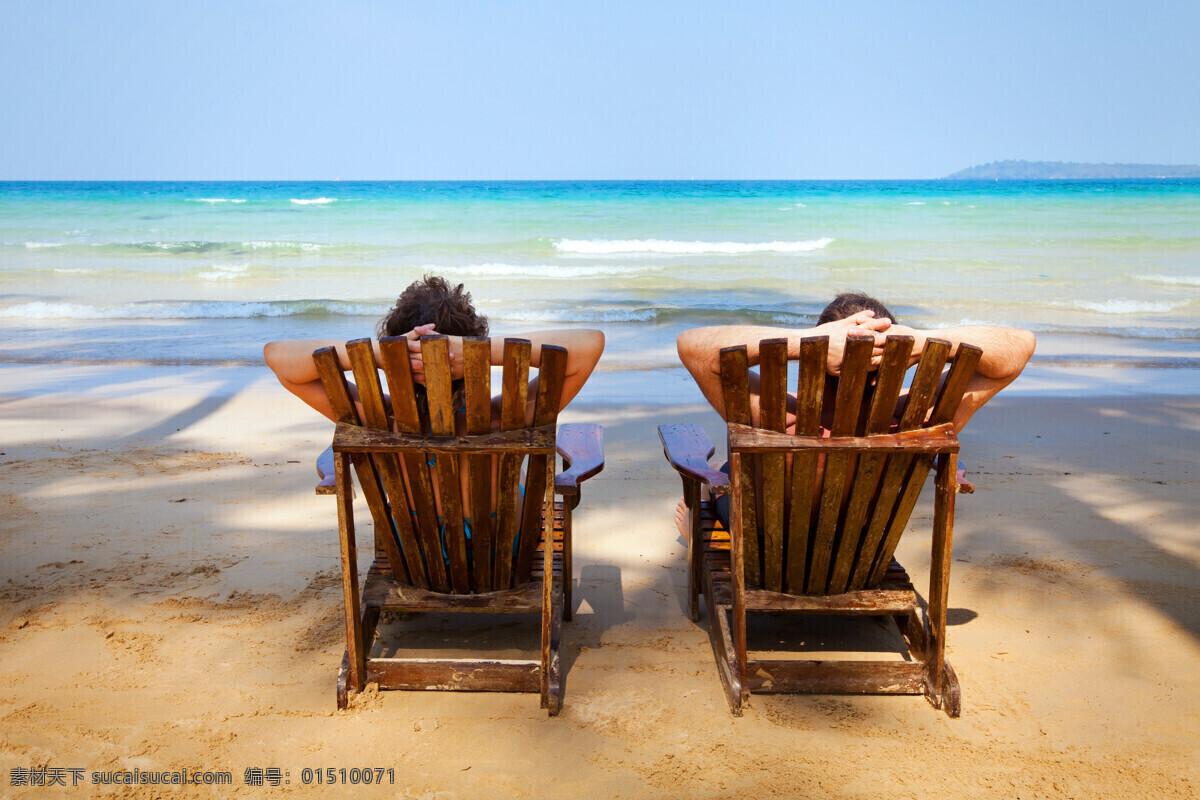 海边 躺椅 上 情侣 沙滩 休息 日光浴 浪漫情侣