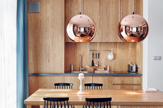 简约 餐厅 圆形 餐桌 装修 效果图 白色灯光 方形吊顶 个性吊灯 灰色地板砖 门框