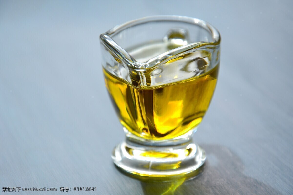 橄榄油 花生油 植物油 木本植物油 初榨橄榄油 精炼橄榄油 瓶装 玻璃瓶 油瓶 食用油 调和油 油脂 油腻 很多油 橄榄油包装 餐饮美食 食物原料