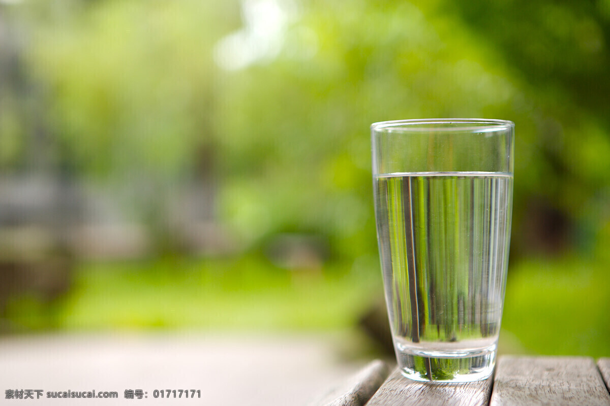 水杯 装水的杯子 玻璃杯 水 桌子 生活素材 生活百科